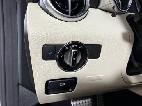 Used 2019 Mercedes-Benz SLC 300 w/ Premium Package image 32