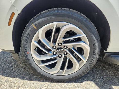 New 2026 Lincoln Navigator Premiere AWD/4WD image 18