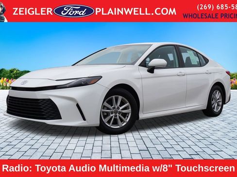Used 2025 Toyota Camry LE image 1