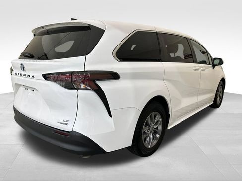 Used 2023 Toyota Sienna LE AWD/4WD image 5