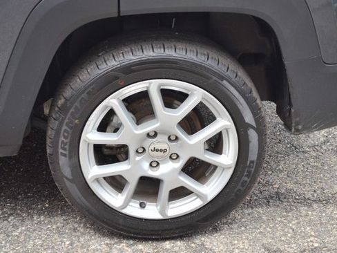 Used 2023 Jeep Renegade Latitude AWD/4WD image 12