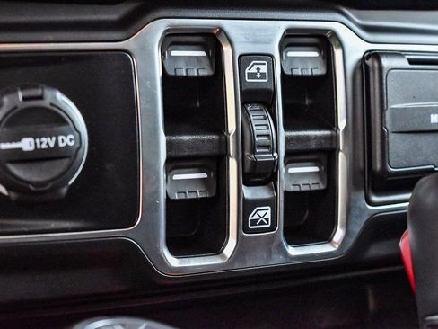 Used 2022 Jeep Wrangler Unlimited Sahara AWD/4WD image 19