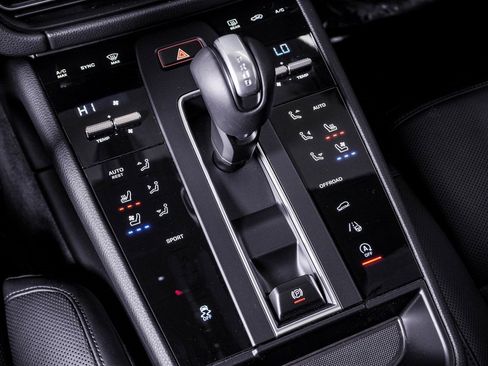 Certified 2025 Porsche Macan image 24