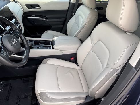 Used 2025 Nissan Pathfinder SL FWD image 15