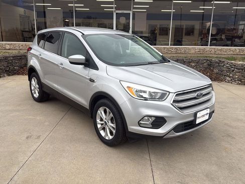 Used 2019 Ford Escape SE image 1