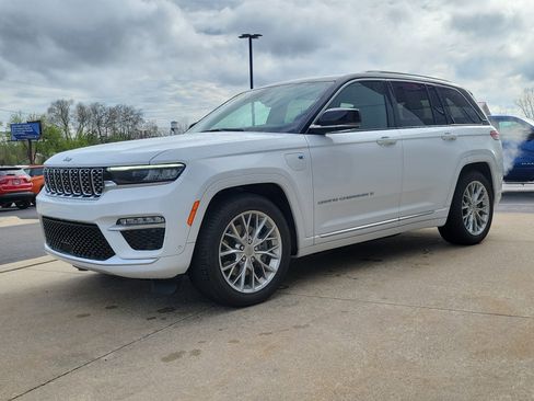 Used 2023 Jeep Grand Cherokee Summit w/ Luxury Tech Group V AWD/4WD image 2