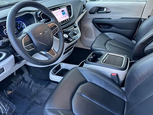 Used 2024 Chrysler Pacifica Select image 11