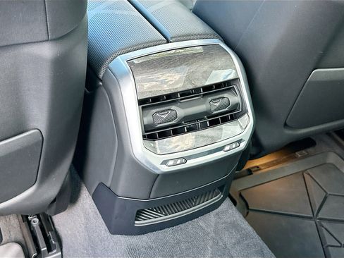 Used 2024 BMW 760i xDrive image 25