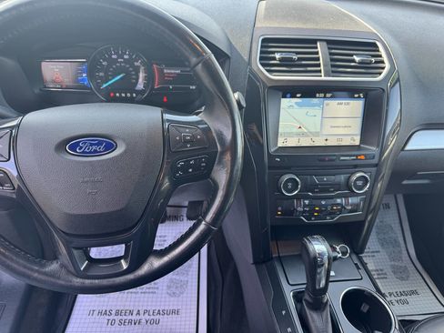 Used 2017 Ford Explorer XLT w/ Equipment Group 202A image 11