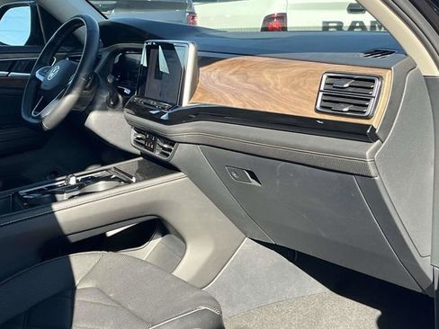 Used 2025 Volkswagen Atlas SE image 26