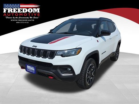 Used 2025 Jeep Compass Trailhawk AWD/4WD image 1