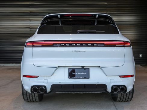 Used 2025 Porsche Cayenne image 10