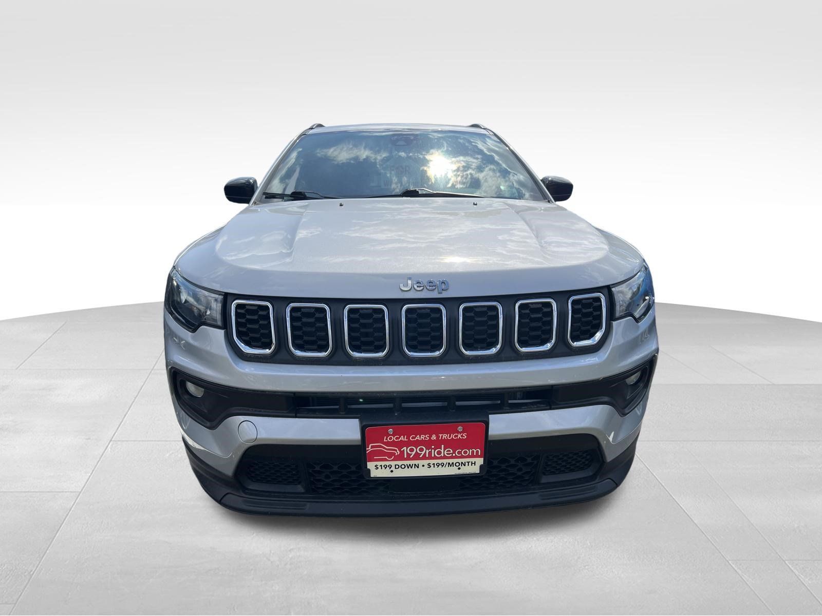 Used 2024 Jeep Compass Latitude AWD/4WD image 2