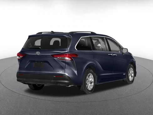 Used 2024 Toyota Sienna XLE FWD image 11