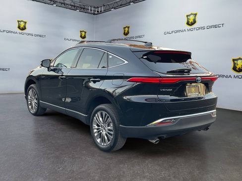 Used 2024 Toyota Venza XLE image 3