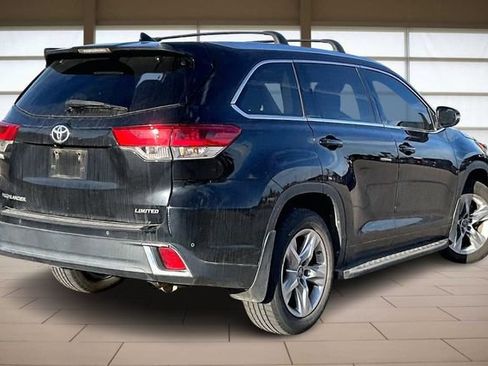 Used 2017 Toyota Highlander FWD V6 image 2