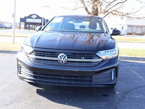 Used 2023 Volkswagen Jetta Sport image 2