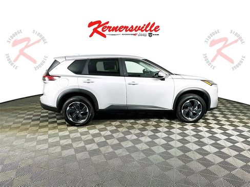 Used 2024 Nissan Rogue SV image 8