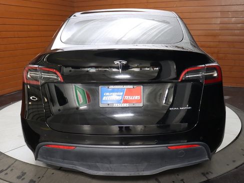 Used 2024 Tesla Model Y Long Range AWD/4WD image 18