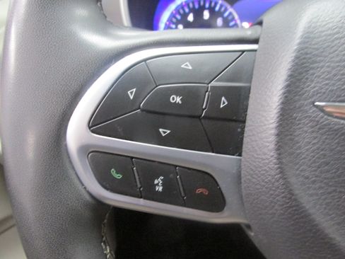 Used 2023 Chrysler Pacifica Touring-L FWD image 32