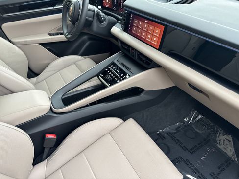 Certified 2025 Porsche Macan Electric image 18