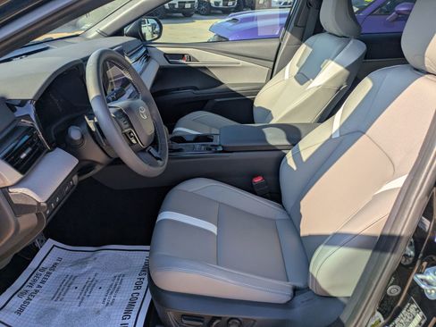 Used 2025 Toyota Camry SE image 10