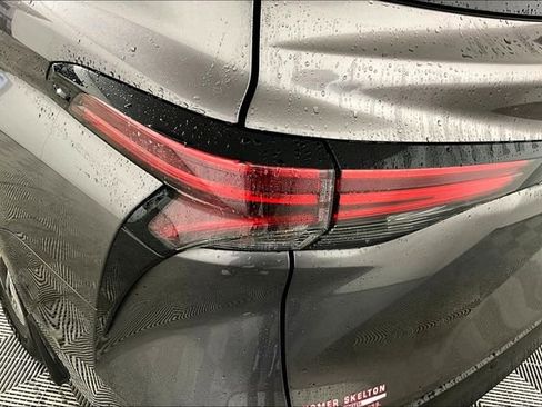 Used 2021 Toyota Sienna XLE image 29