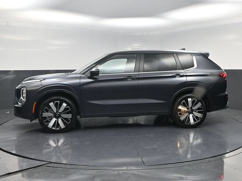 Used 2025 Mitsubishi Outlander SE AWD/4WD image 3