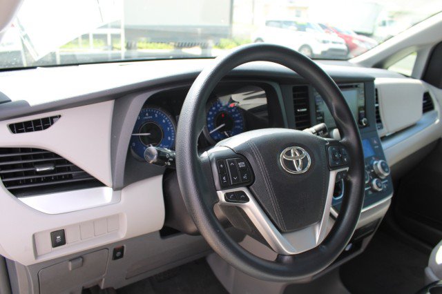 Used 2018 Toyota Sienna LE FWD image 24