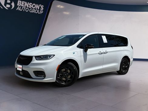 Used 2024 Chrysler Pacifica Limited FWD image 1