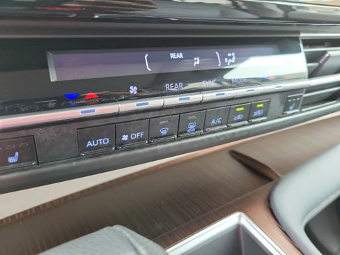 Used 2024 Toyota Sienna XLE FWD image 26