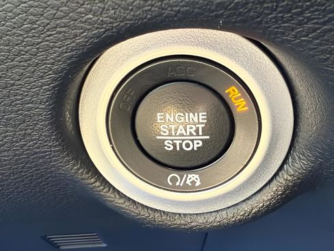 Used 2020 Chrysler Pacifica Touring-L image 23