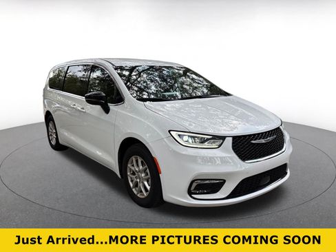 Used 2025 Chrysler Pacifica Select FWD image 1