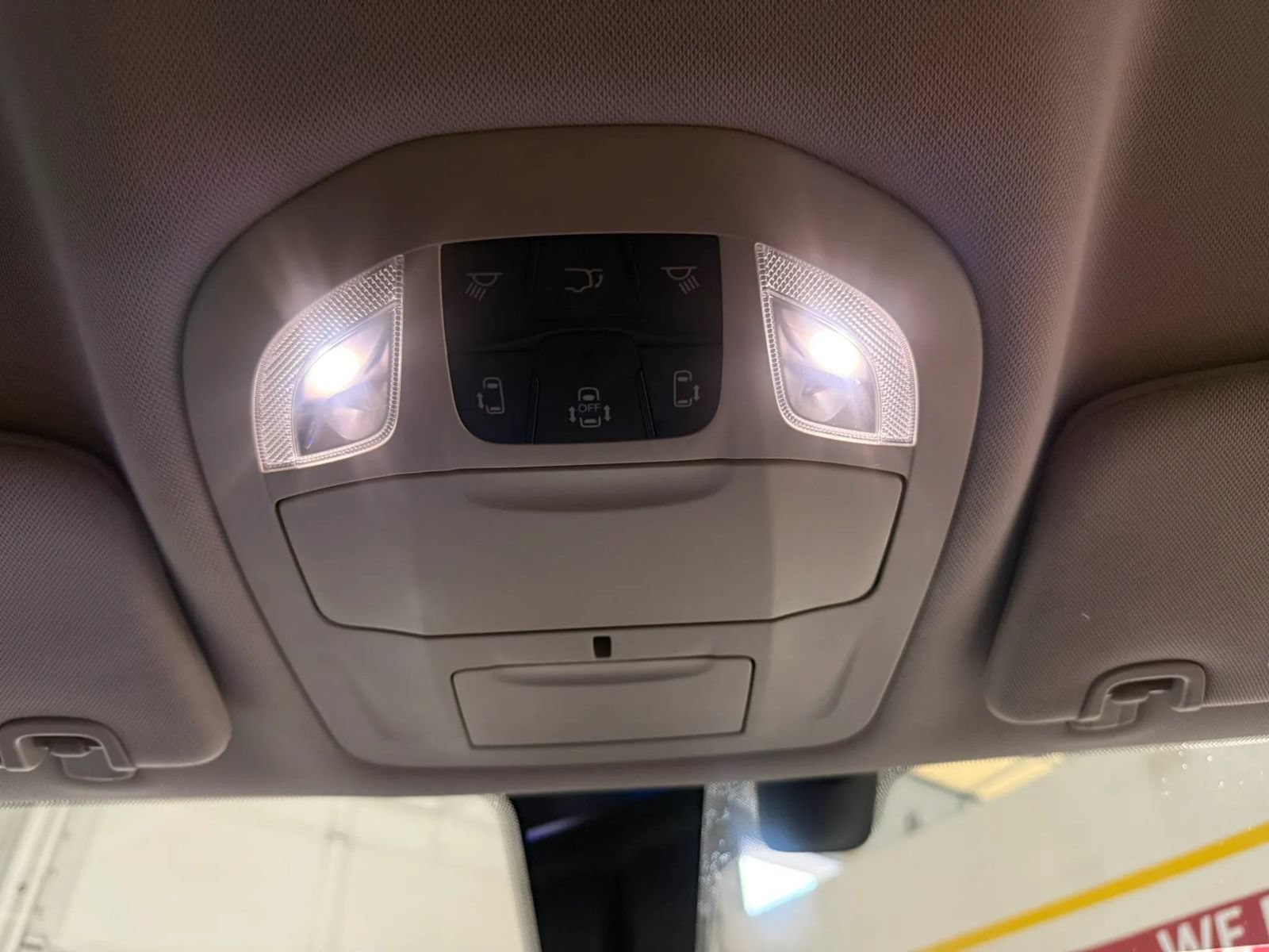 Used 2018 Chrysler Pacifica Touring-L FWD image 39