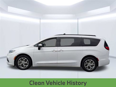 Used 2023 Chrysler Pacifica Limited FWD image 2
