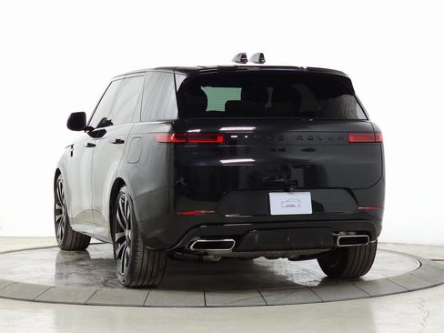 Used 2025 Land Rover Range Rover Sport Dynamic SE image 3