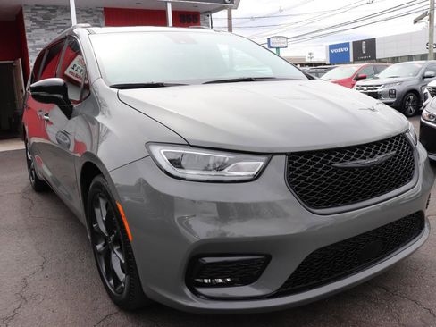 Used 2025 Chrysler Pacifica Limited image 7