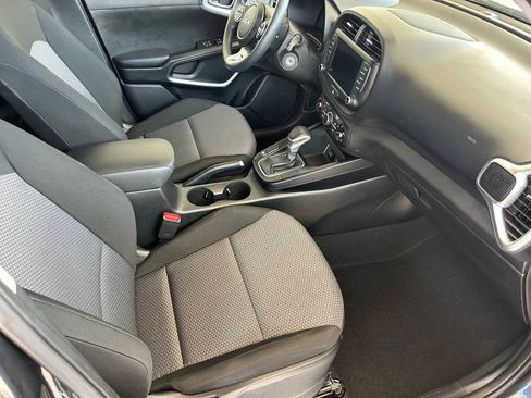 Used 2025 Kia Soul LX w/ LX Technology Package FWD image 13