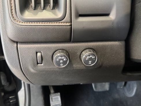 Used 2022 GMC Canyon AT4 AWD/4WD image 2