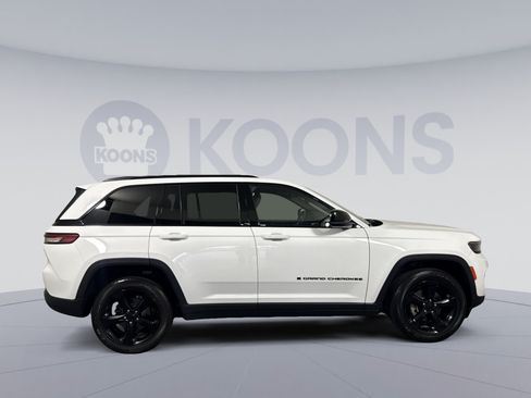 Used 2023 Jeep Grand Cherokee Altitude AWD/4WD image 8