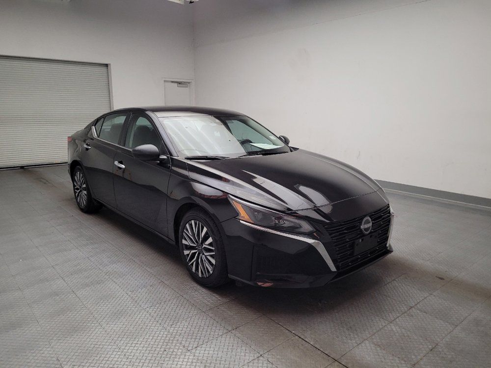 Used 2025 Nissan Altima 2.5 SV FWD image 13