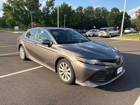 Used 2018 Toyota Camry LE FWD image 3