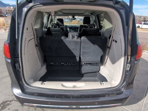 Used 2018 Chrysler Pacifica Limited image 29