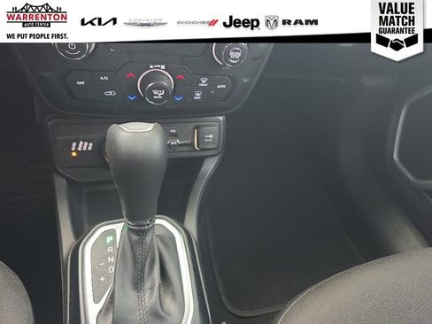 Used 2018 Jeep Renegade Latitude AWD/4WD image 14