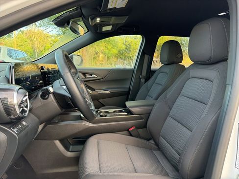 Used 2026 Chevrolet Equinox LT FWD image 9