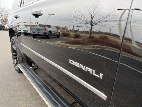 Used 2018 GMC Yukon Denali image 2