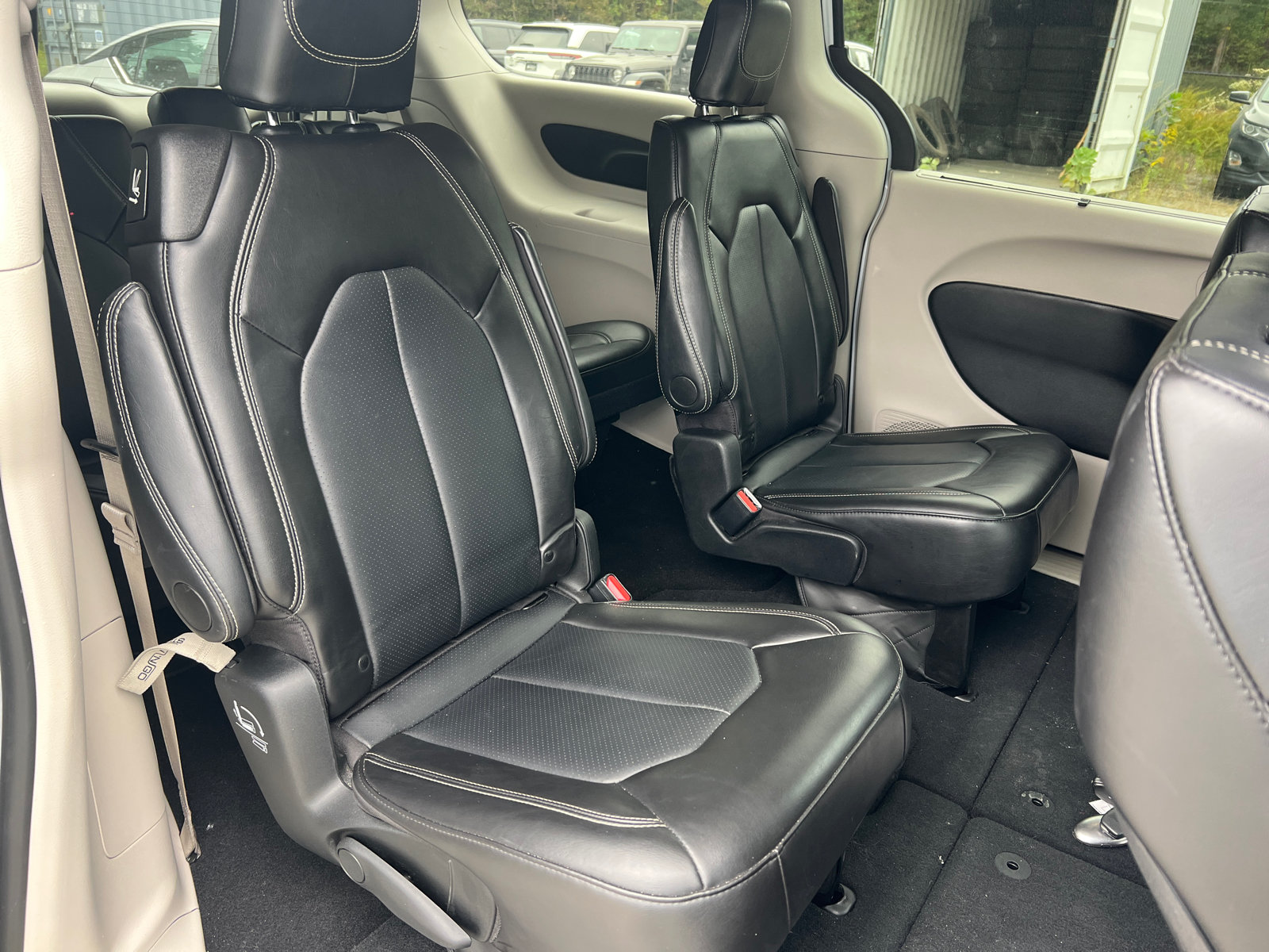 Used 2024 Chrysler Pacifica Touring-L FWD image 19