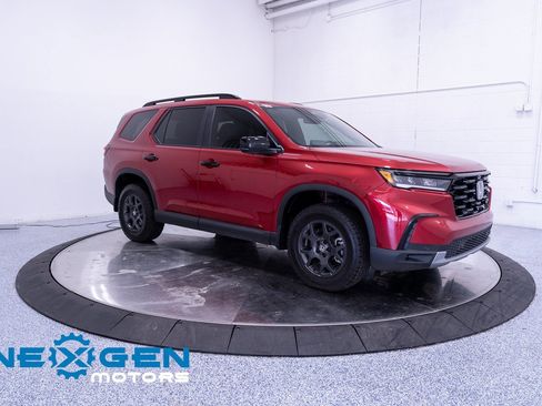 Used 2025 Honda Pilot TrailSport image 2