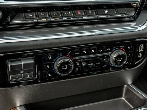 Used 2023 Chevrolet Silverado 1500 High Country w/ High Country Premium Package AWD/4WD image 25