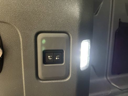 New 2024 Land Rover Defender 110 SE image 31